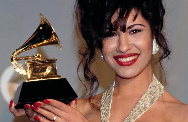 ¿Viste el supuesto fantasma en el funeral de Selena? Fanáticos reviven el momento en el que la cantante se despide