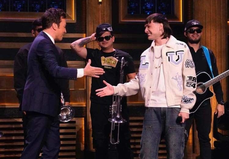 ¡Viral! Peso Pluma canta 'Ella baila sola' en el programa de Jimmy Fallon (+video/fotos)