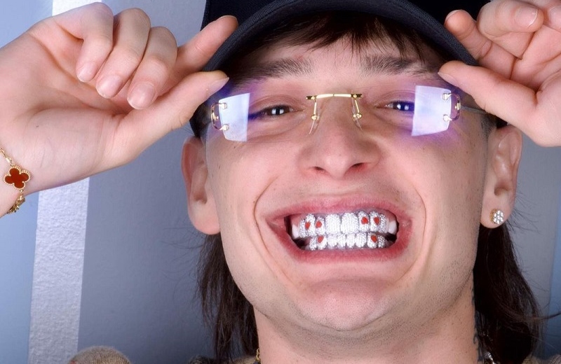 Peso Pluma presume su dentadura con incrustaciones de diamantes (+fotos/video)