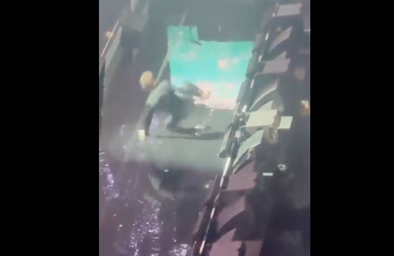 ¡El Sol cayó! Luis Miguel resbala y cae aparatosamente en pleno concierto (+videos)