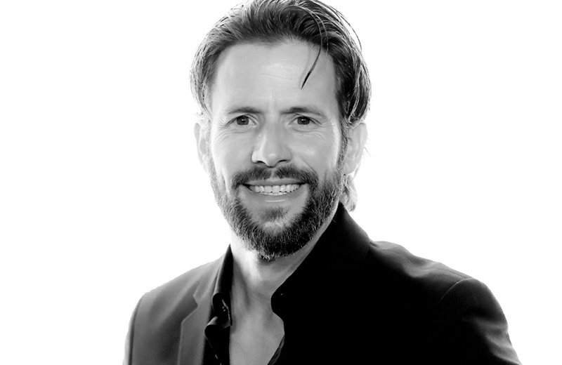 Muere actor de 'Indiana Jones' junto con sus hijas en trágico accidente de avioneta