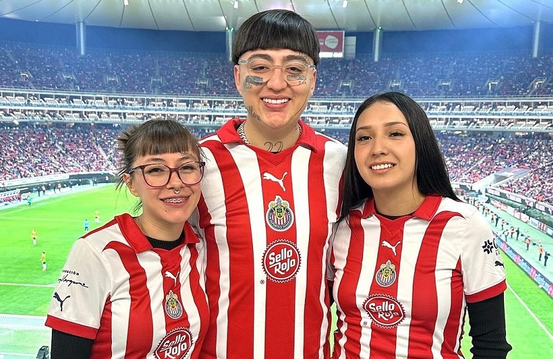¡Poliamor! Dani Flow asiste al partido de Las Chivas con su esposa ¡y su novia! (+fotos/video)
