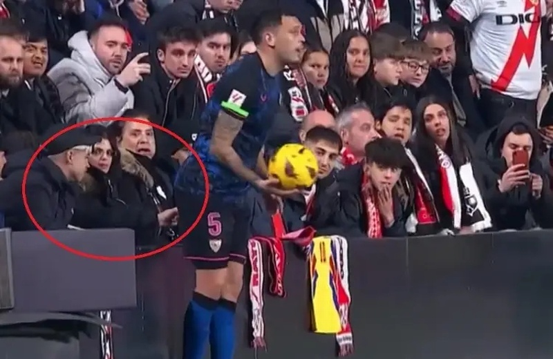 Aficionado le 'pica' el trasero a jugador del Sevilla en pleno juego (+video)
