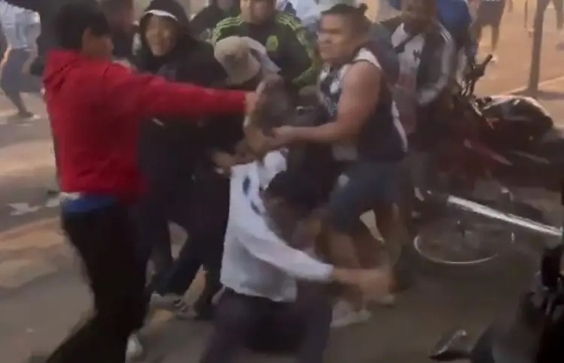 Tremenda batalla campal entre aficionados en estadio de fútbol (+video)