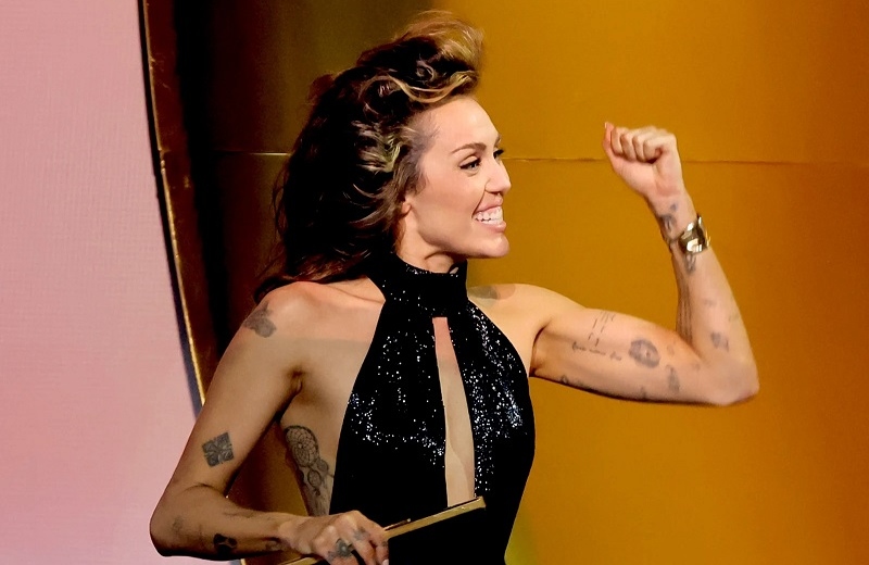 Mamá de Miley Cyrus se casa con el ex novio de su hija menor (+fotos)