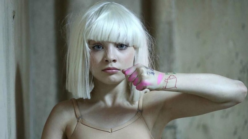  ¡Retro Weekend! La historia detrás de 'Chandelier' de Sia (+video)