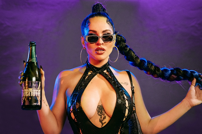 Tiktoker Karly B se estrena en los electro-corridos; lanza 'Buenota' (+video)
