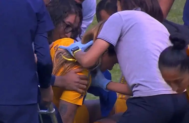 Noquean a futbolista en pleno juego de la Liga MX Femenil (+video)