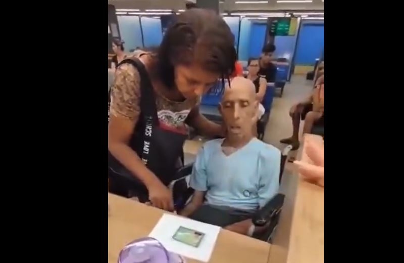 Lleva el cadáver de su tío para retirar un préstamo en el banco (+video)