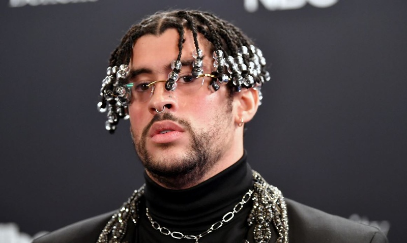 ¡Bad Bunny besa a otro hombre en un antro! +Video