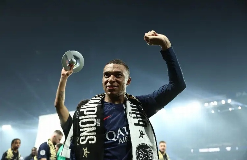 Mbappé se va con el 'corazón degarrado' del PSG