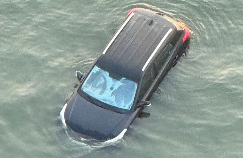 ¡NO SE PASEN! Así amanece camioneta en medio del mar; checa quién fue (+fotos)