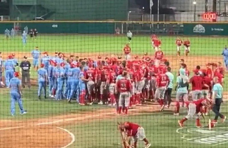 ¡Se arma la bronca en El Águila vs Diablos Rojos en el Beto Ávila! (+video)