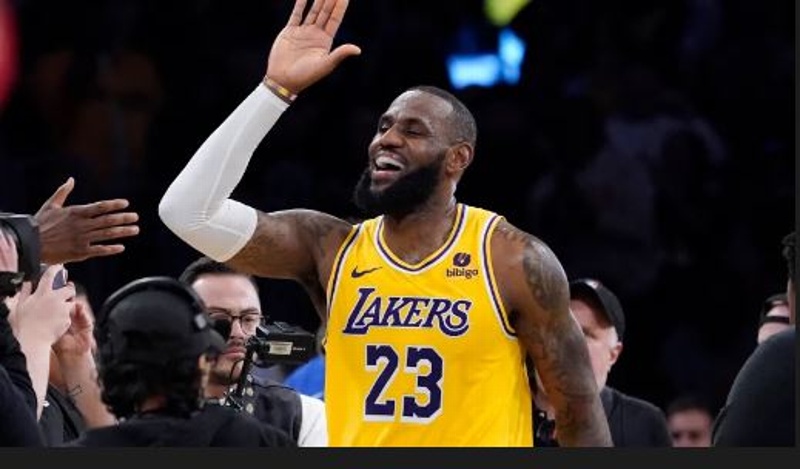LeBron James renueva con los Lakers por 104 millones de dólares