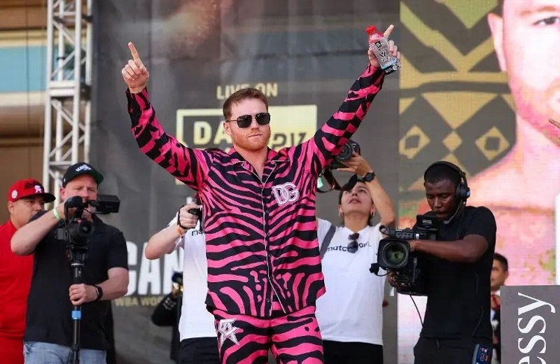 'Canelo' avienta agua a personas que le piden foto (+video)