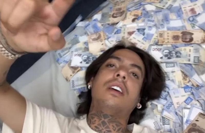 Natanael Cano sube video 'bien PDO' rodeado de billetes y presume sus millones (+video)