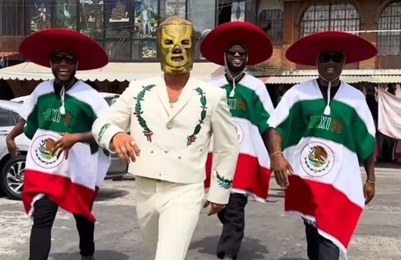 Bruno Mars se pone una máscara de luchador y recorre calles de México (+video)