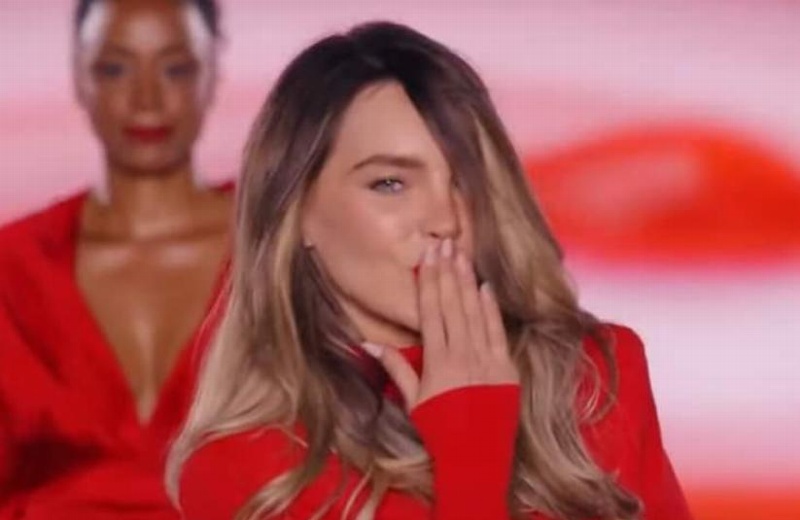 Belinda sufre fuerte caída en pleno desfile de moda en París (+video)