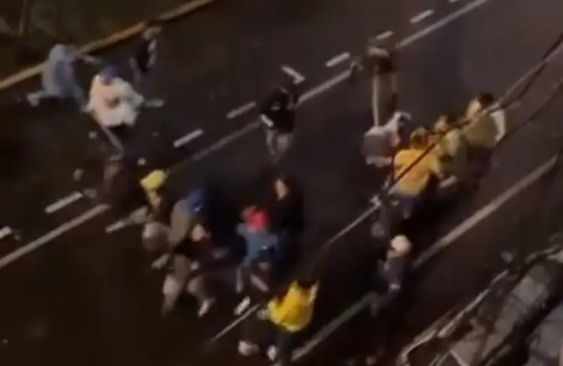 ¡Lamentable! Aficionados del América dan brutal paliza a aficionado de Pumas (+video)