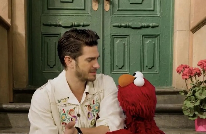 Andrew Garfield se desahoga con Elmo por el fallecimiento de su madre (+video)