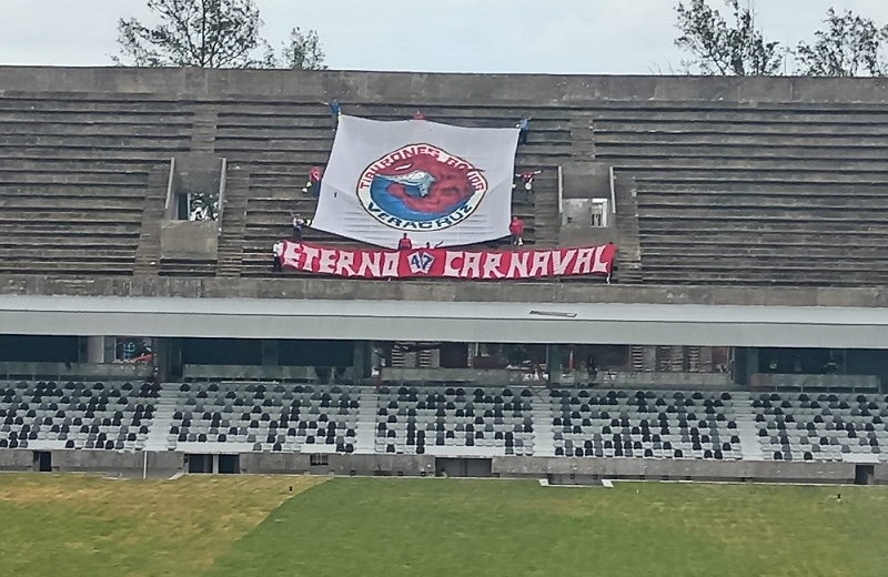 ¡En la mother! Hinchas del Tiburón invaden obra del 'Pirata' Fuente para manifestarse (+video)