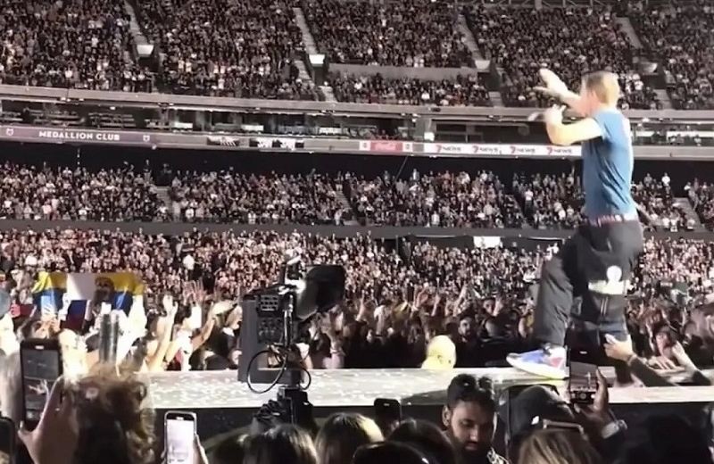 Chris Martin de Coldplay sufre fuerte caída en pleno concierto (+video)