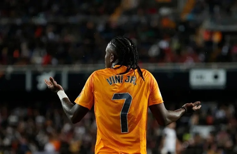  Denuncian cánticos violentos en Mestalla contra el Real Madrid y Vinicius