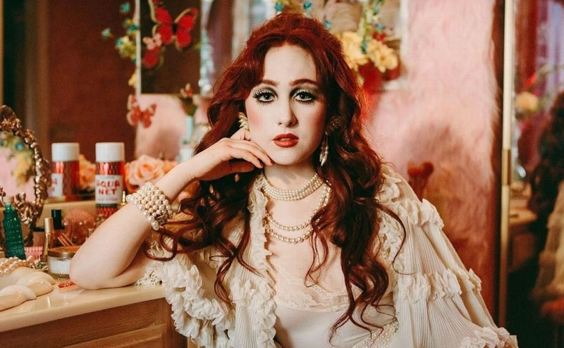 La cantante Chappell Roan, recibe premio a la estrella emergente en 2025 de la BBC