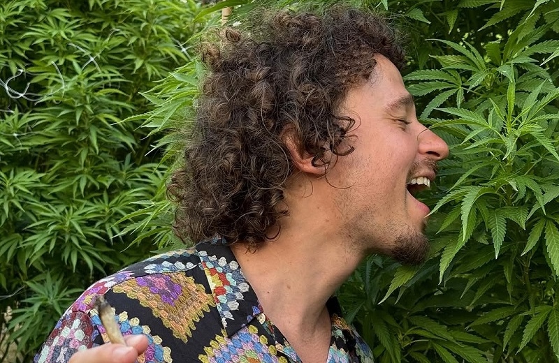 ¡Rola el toque! Luisito Comunica aparece en plantío de marihuana con 'porro' en mano