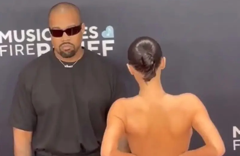 Pareja de Kanye West se 'desnuda' en plena alfombra roja de los Grammy (+video)