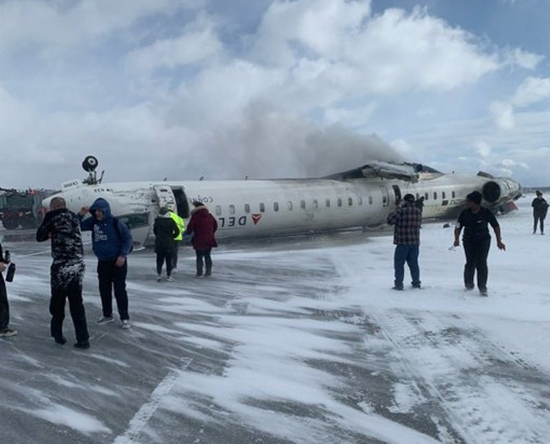 ¡Qué fuerte! Cae avión en aeropuerto de Toronto (+FOTO)