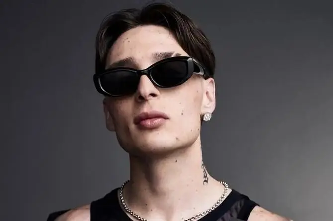¡Tracaaa! Nombran a Peso Pluma como el Compositor de música regional del año
