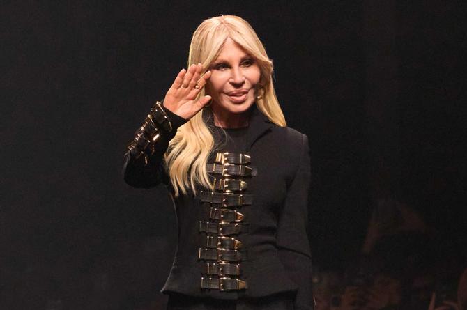 ¡Sucede lo impensable! Donatella Versace se retira de la marca (+VIDEO)