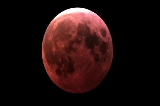 ¡Espectacular eclipse! La Luna se pintó de rojo (+video)