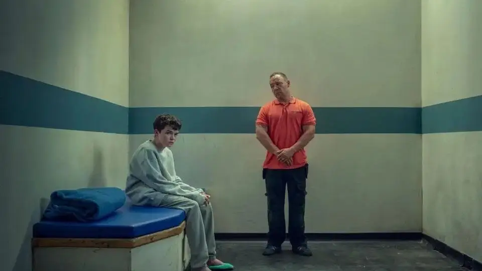 ¿Por qué la serie 'Adolescencia' está generando tanta polémica?