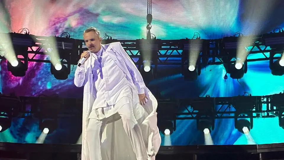 Miguel Bosé llega, canta y triunfa en Veracruz 