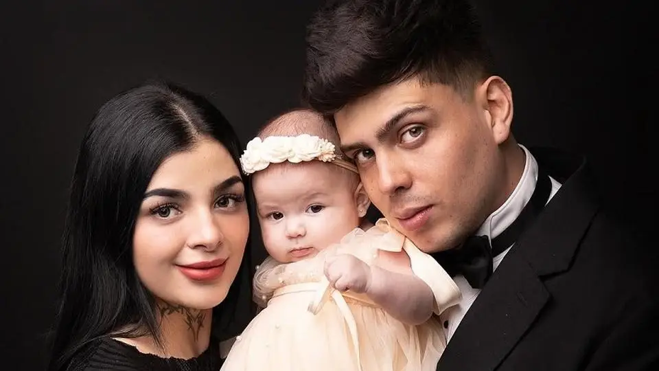 Karely Ruiz presenta a su hija con foto familiar 