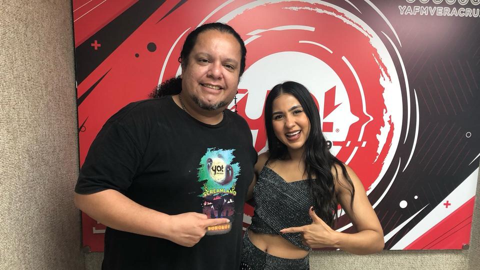 Caliope visita la cabina de Ya! FM 102. 9 e impacta a Byron con su belleza