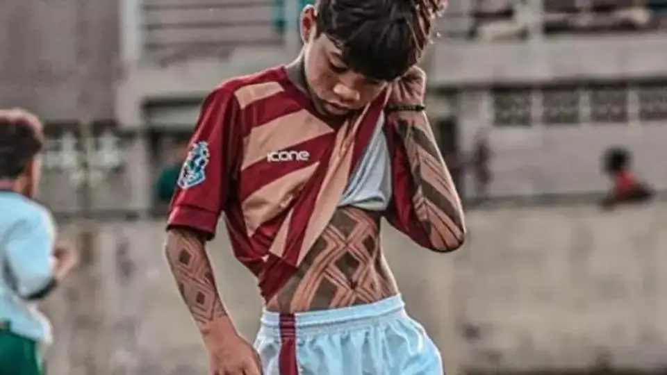 "Bryan, el niño futbolista con tatuajes que revoluciona las redes"