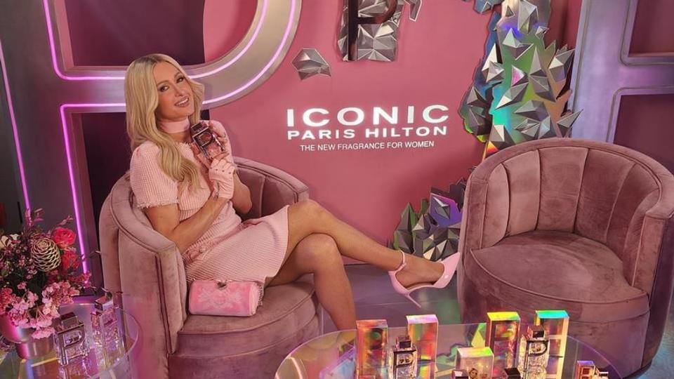 Paris Hilton lanza su perfume Iconic en CDMX y celebra con fans en su “segunda casa”