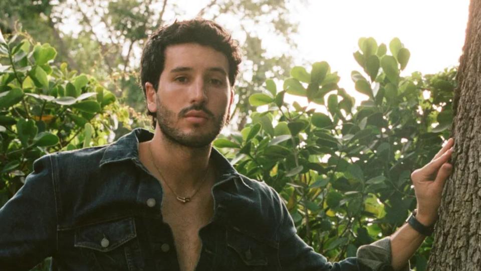 Sebastián Yatra se desnuda emocionalmente en Milagro, su álbum más íntimo y familiar