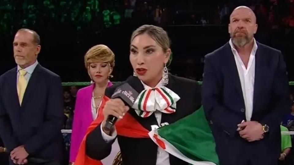 Cantante se equivoca al entonar el Himno Nacional Mexicano en evento de Lucha Libre (+video)