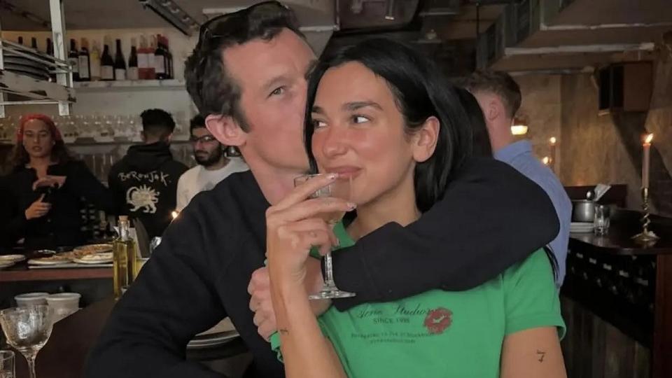Dua Lipa anuncia que se ha comprometido con Callum Turner