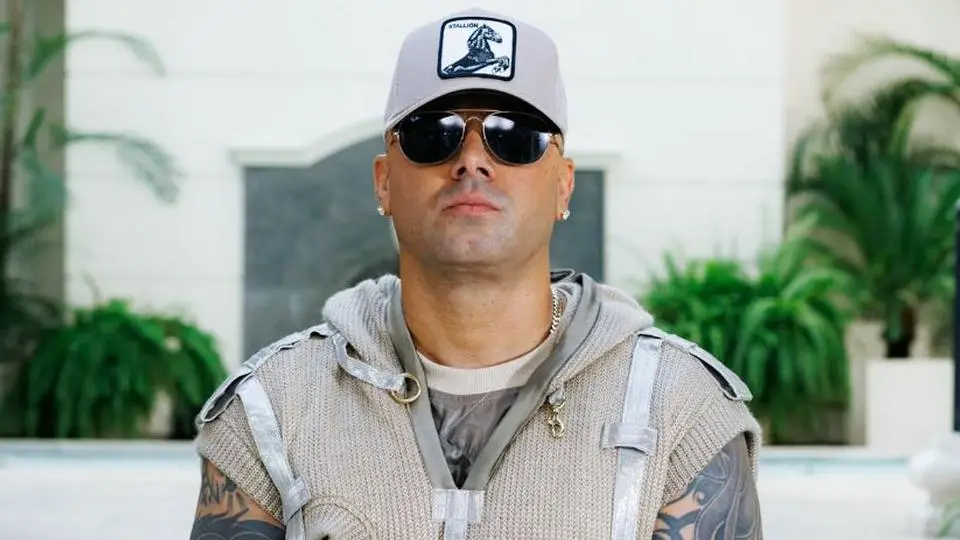 Wisin revive el perreo clásico en su nuevo álbum ‘El Sobreviviente WWW’