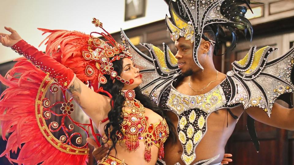 Presentan programa, canción y vestuarios de comparsas y bastoneras del Carnaval de Veracruz 2025