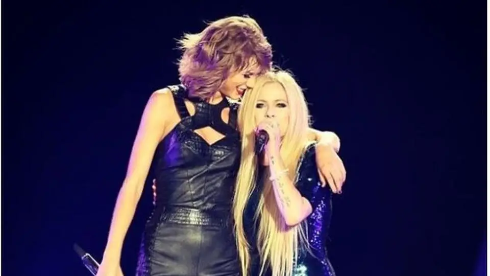 Video Avril Lavigne haciendo COVER de Taylor Swift