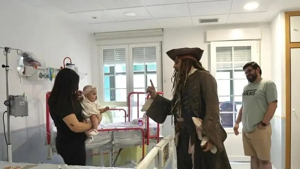 Johnny Depp lleva a alegría a niños con cáncer vestido de Jack Sparrow (+video)