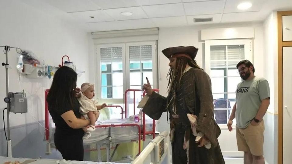 Johnny Depp lleva a alegría a niños con cáncer vestido de Jack Sparrow (+video)