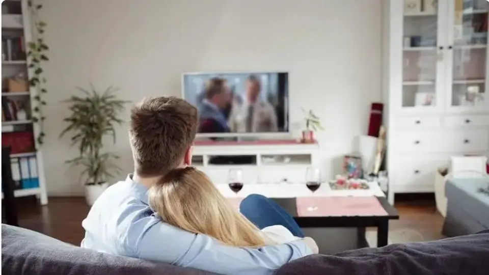 ¿Fan de las series? Checa esto! Mirar series en pareja reduce las peleas!