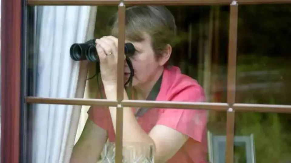 Vender chismes la hizo rica! (VIDEO)